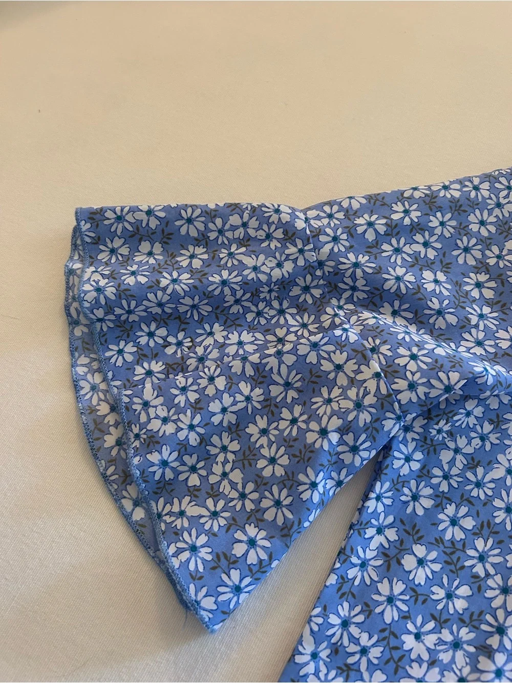 HUGE BUNDLE SALE! Blue Floral V-Neck Women's Top MEDIUM - Picture 5 of 6